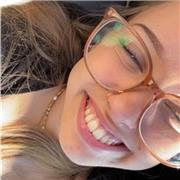 jeune étudiante à l’écoute et qui aime rire